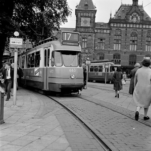 150074 Afbeelding van een tram bij een tramhalte voor het N.S-station Amsterdam C.S. te Amsterdam.